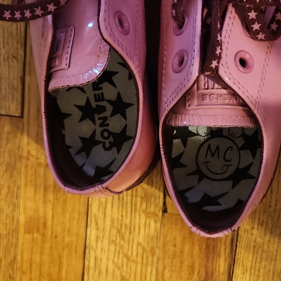 Collectors Minnie Mouse Converse - Picture 8 of 8